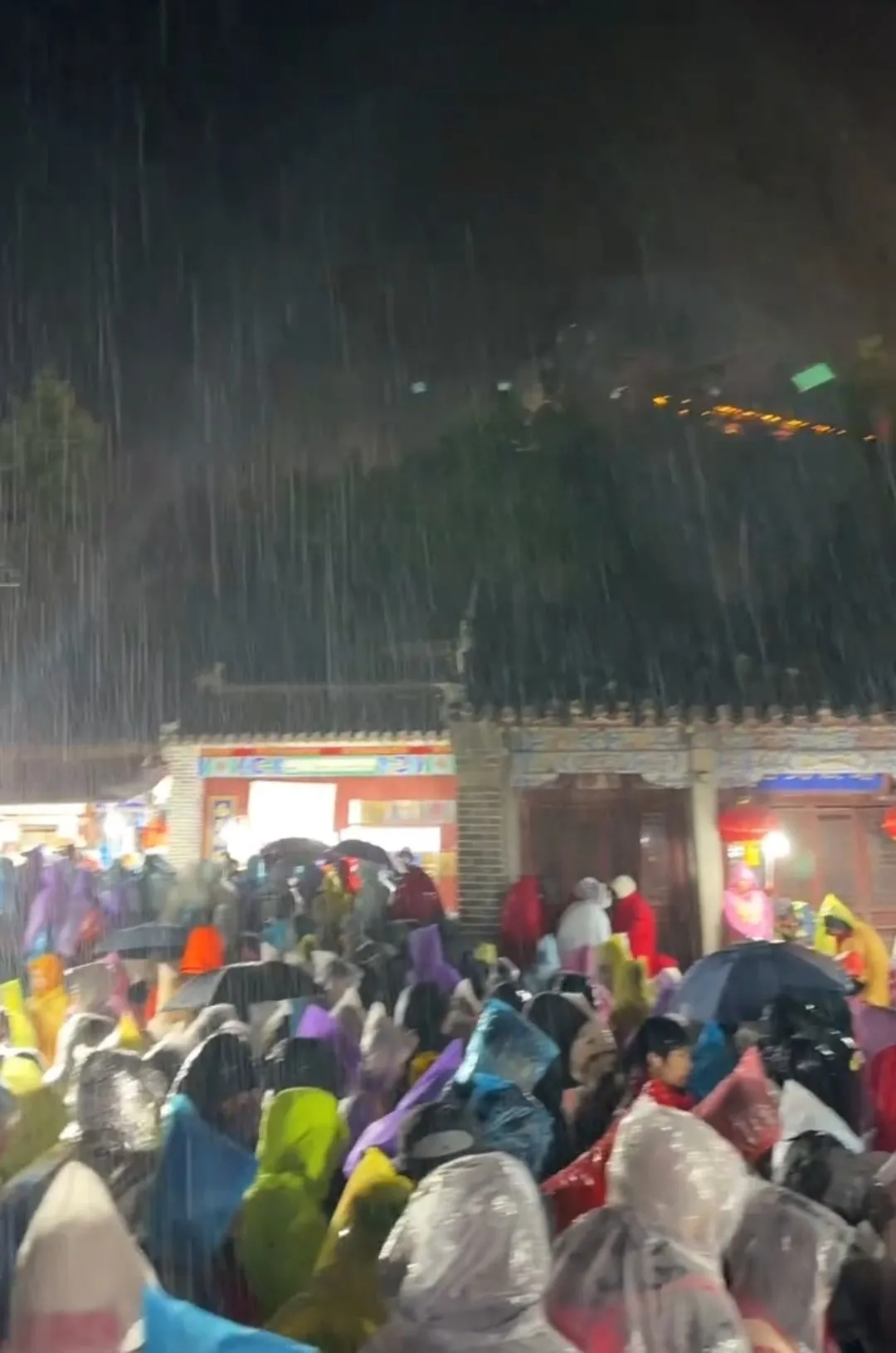游客夜爬泰山突遇降雨大风，厕所挤满人