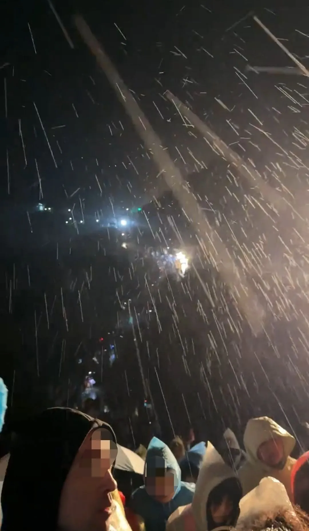 游客夜爬泰山突遇降雨大风，厕所挤满人