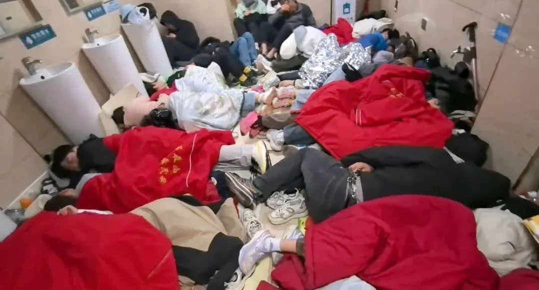 游客夜爬泰山突遇降雨大风，厕所挤满人